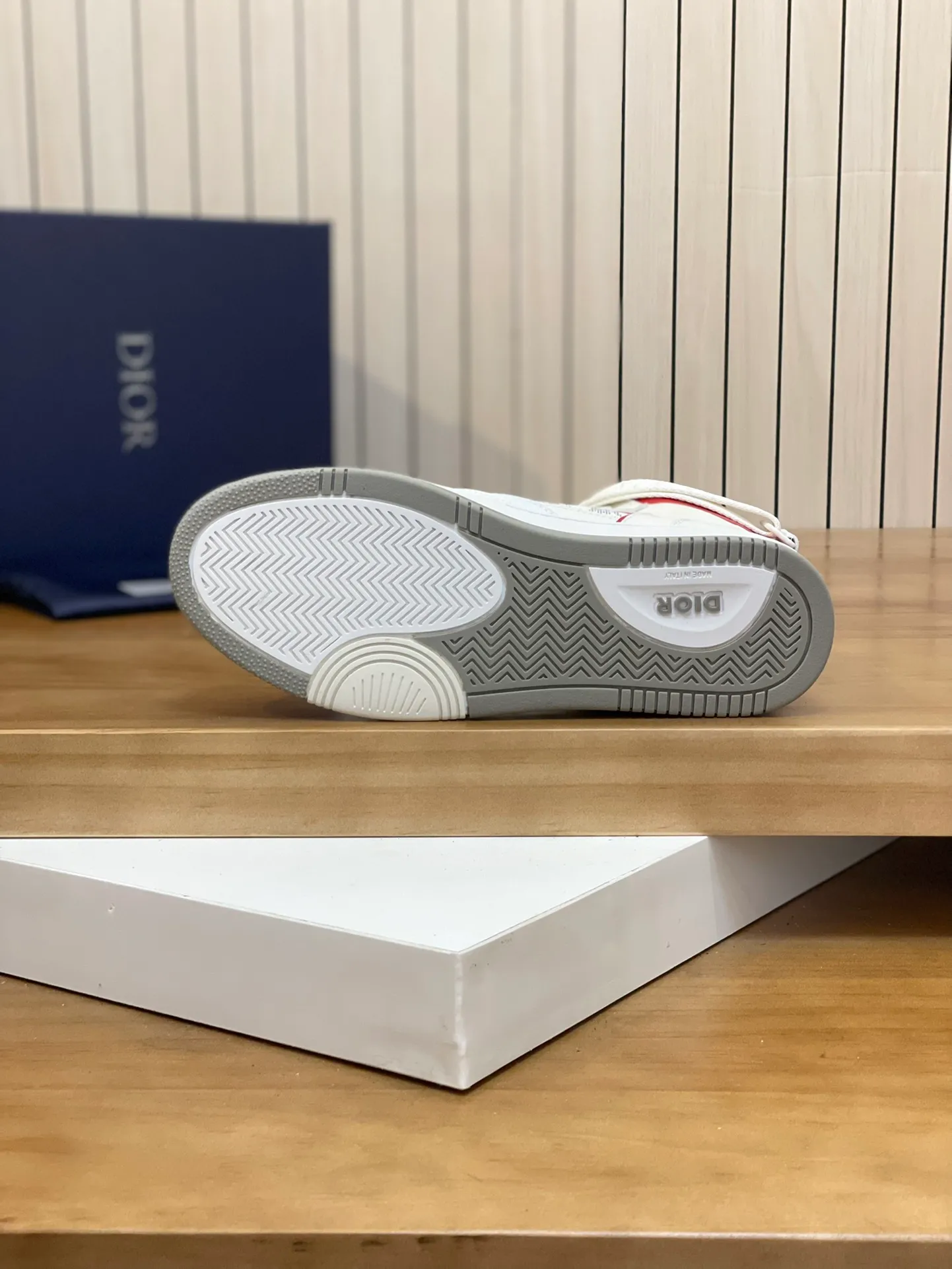 Men's shoes: 💰P460¥ Product trademark: Dior* "Dior*" high-top casual shoes Regular size: 38-44 (can be customized to 45.46) Product materials: Upper imported cowhide stitched with original fabric, breathable lining, original outsole. Number: 1006